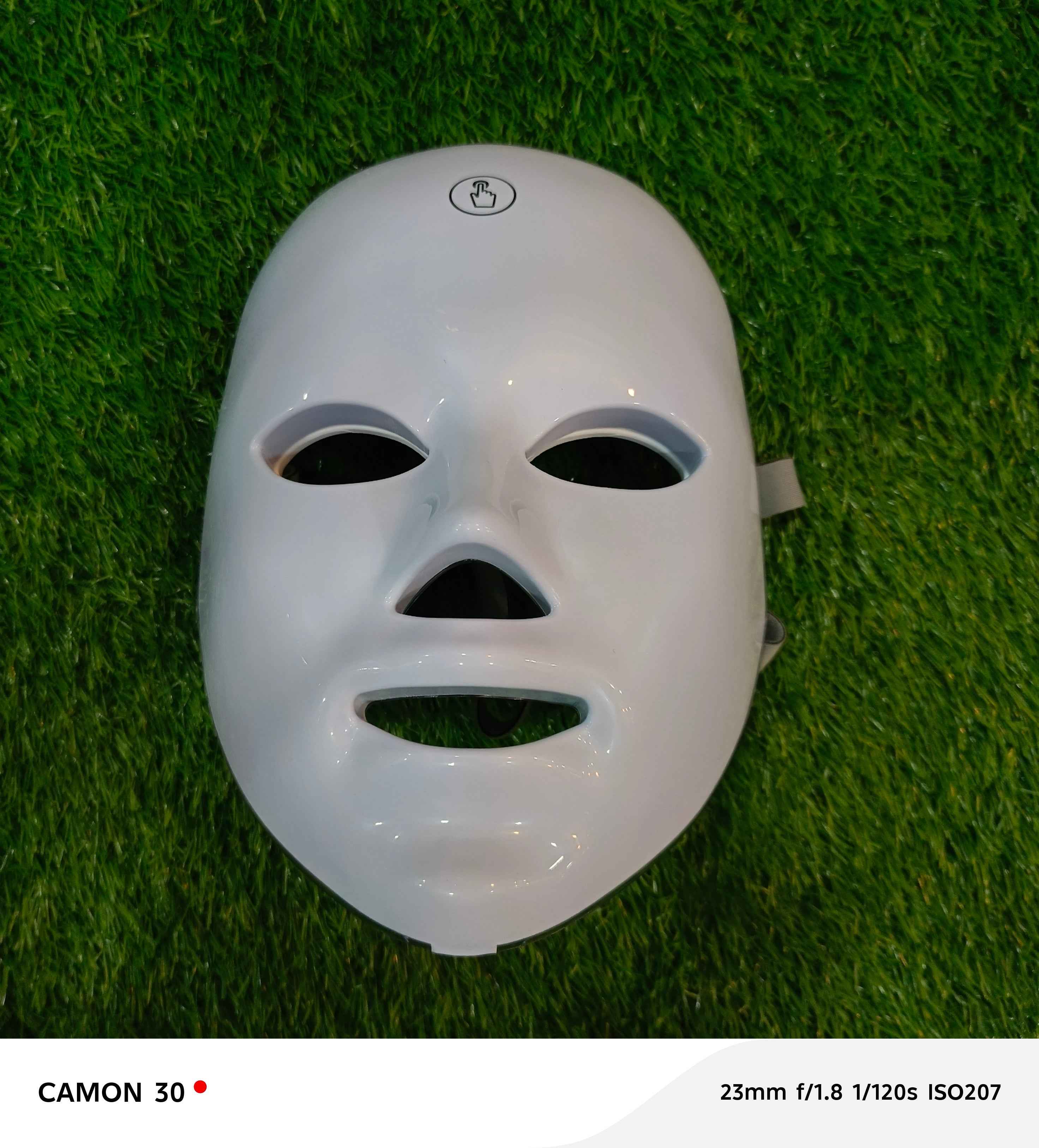 The title of the facial LED mask, as indicated on the packaging, is "Light facial beauty instrument."